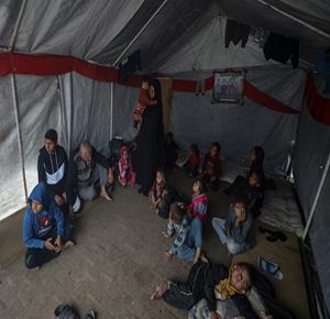 المسنان أم محمد وأبو محمد عليوة من حي الشجاعية شرق مدينة غزة يعتنيان بستة وثلاثين حفيدًا بعد فقدان خمسة من أبنائهما خلال الحرب، ويعيش أفراد العائلة داخل خيمة بظروف معيشية صعبة تتفاقم مع اقتراب فصل الشتاء